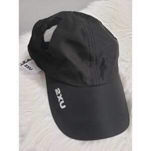 NEW - 2XU - Unisex Run Cap Hat Black OSFM moisture wicking pony tail hole